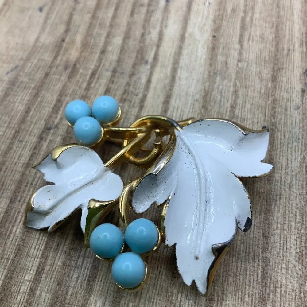 Sarah Coventry Vintage Gold Metal White Enamel Maple Leaf Brooch